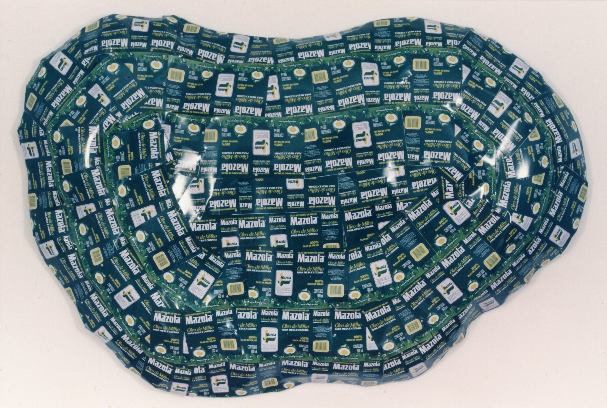 Folha de flandres sobre relevo em fibra de vidro. Dimensão: 120 x 16 x 30 cm