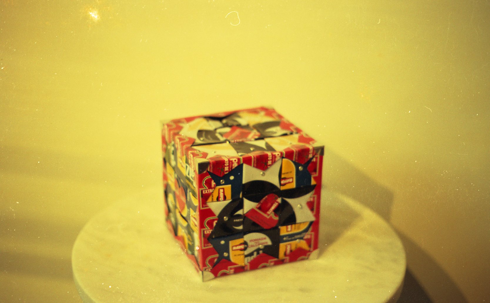 Motor de caixa de música e folha de flandres Dimensões: 25 x 25 x 25 cm