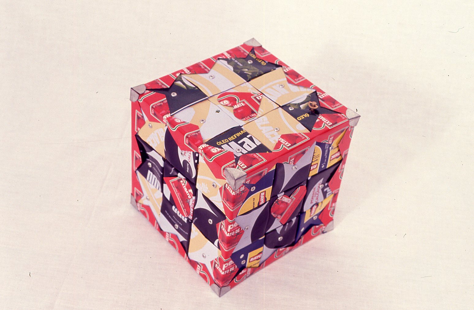 Motor de caixa de música e folha de flandres Dimensões: 25 x 25 x 25 cm
