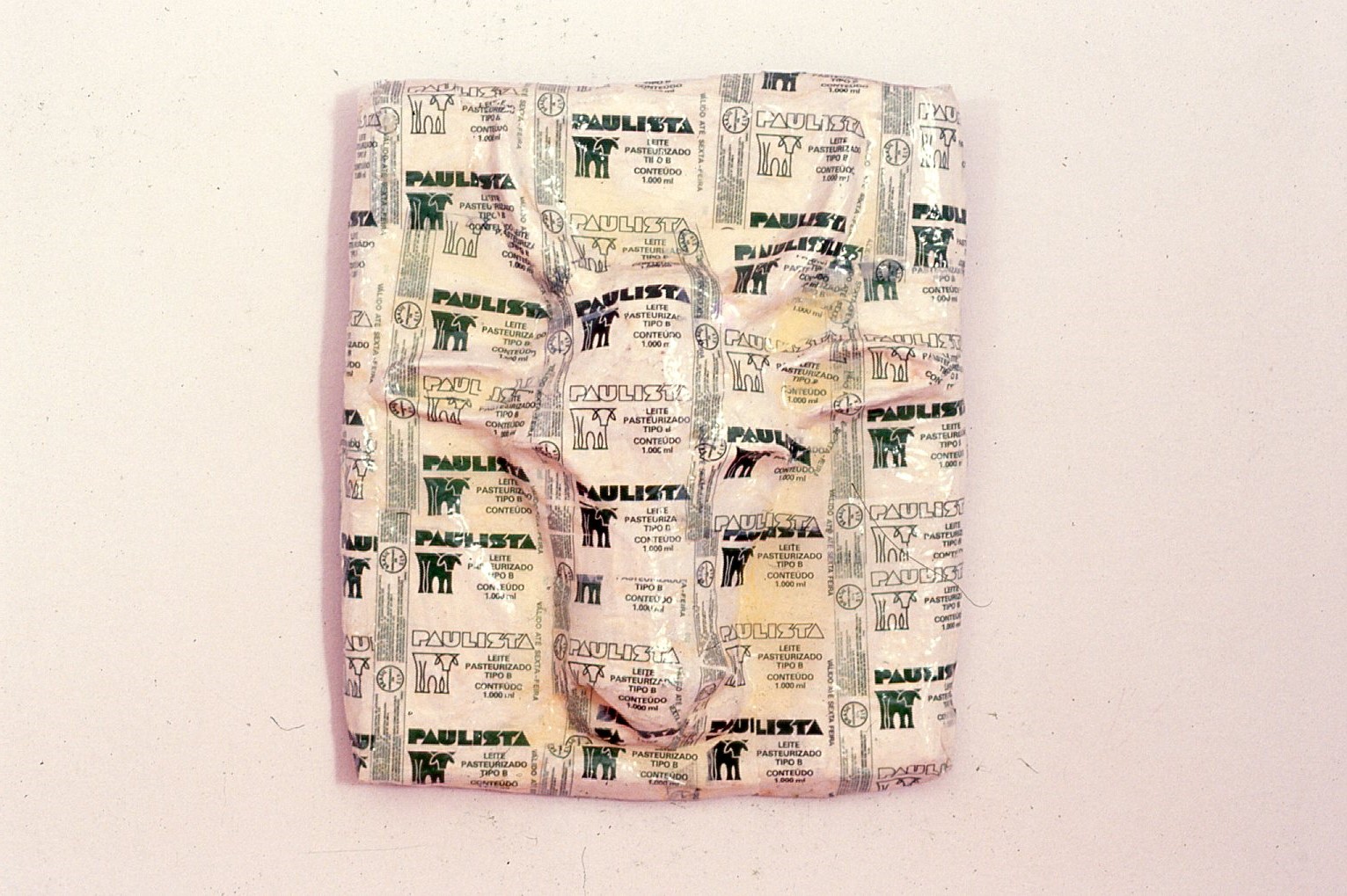 Saco plástico de leite sobre relevo em fibra de vidro. Dimensões: 60 x 40 x 10 cm