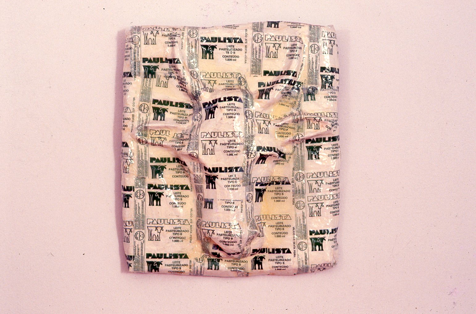 Saco plástico de leite sobre relevo em fibra de vidro. Dimensões: 60 x 40 x 10 cm