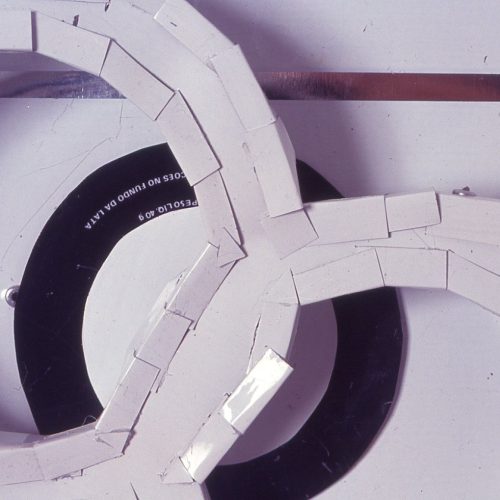 Flandres, rebites, motor de caixa de música. Dimensões: 0 x 40 x 5 cm
