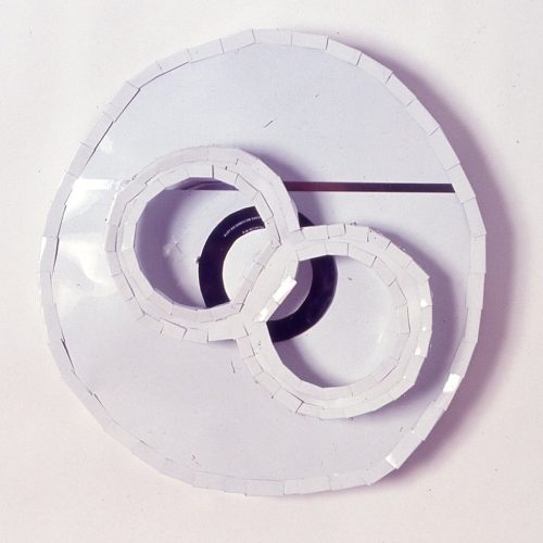 Flandres, rebites, motor de caixa de música. Dimensões: 0 x 40 x 5 cm