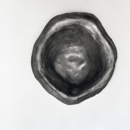 Alumínio fundido. Dimensões: 0 x 20 x 15 cm (profundidade)