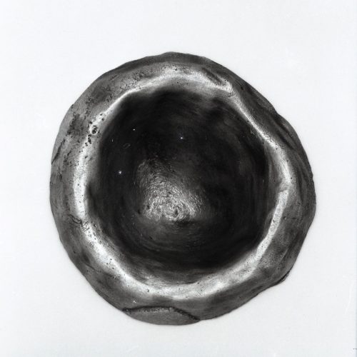 Alumínio fundido. Dimensões: 0 x 20 x 15 cm (profundidade)