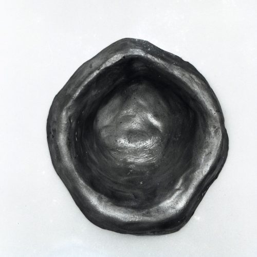 Alumínio fundido. Dimensões: 0 x 20 x 15 cm (profundidade)