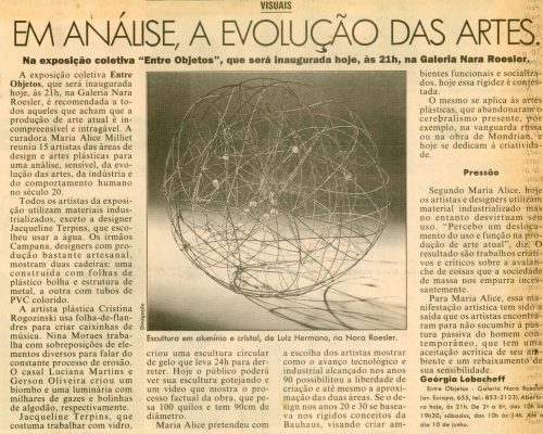 “Em análise, a evolulão das artes. Na exposição coletiva “Entre Objetos”, que será inaugurada hoje, às 21h na Galeria Nara Roesler” Visão, Fonte não identificada, mai. 1995