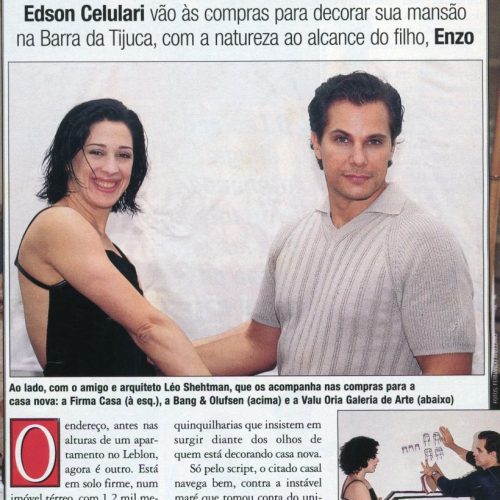 Foto do casal Cláudia Raia e Edson Celulari na Galeria Valu Oria, em São Paulo, ao lado de obra e segurando papel com imagem das obras Cadeiras e Bancos, “Casa nova, paz e bom gosto”, Chiques e Famosos, set. / out. 1998