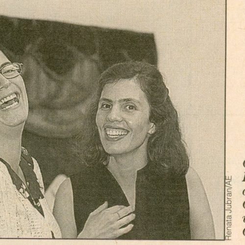 Foto de Cristina Rogozinski com Leda Catunda na Galeria Camargo Vilaça, Coluna Persona de Cesar Giobbi, O Estado de São Paulo, São Paulo, SP, 4 set.1998, Caderno 2, D5