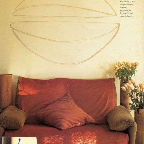 Foto com obra escavada na parede, “Uma casa bem temperada”, Arte de Decoração, jan. fev. 1999