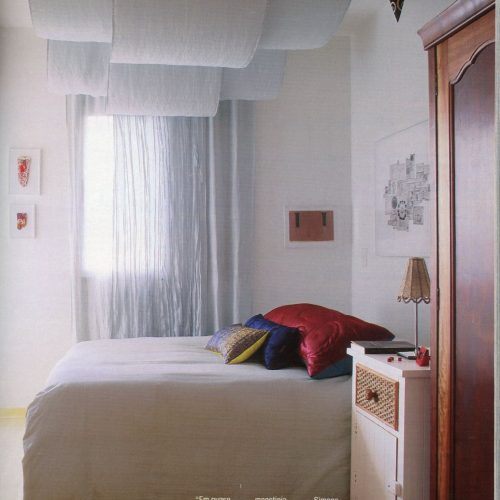 Foto com obra Cadeira, “Luz e tecido dão o clima”, Casa Cláudia, jun. 2000