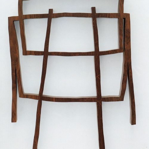 Madeira. Dimensões: 79 x 57 x 5 cm