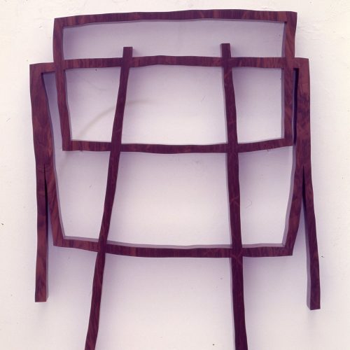 Madeira. Dimensões: 79 x 57 x 5 cm