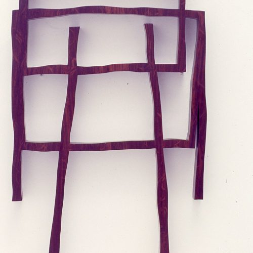 Madeira. Dimensões: 86 x 53 x 5 cm