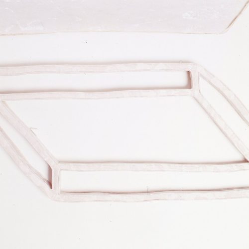 Espuma e acrílico. Dimensões: 42 x 96 x 5,5 cm