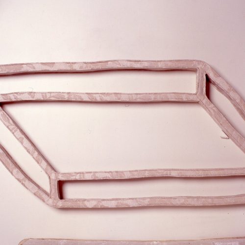 Espuma e acrílico. Dimensões: 42 x 96 x 5,5 cm