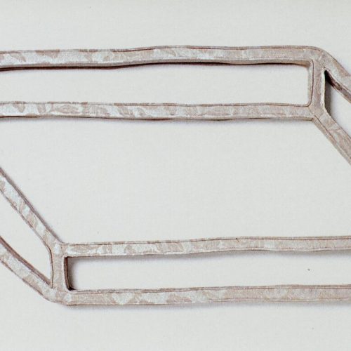 Espuma e acrílico. Dimensões: 42 x 96 x 5,5 cm