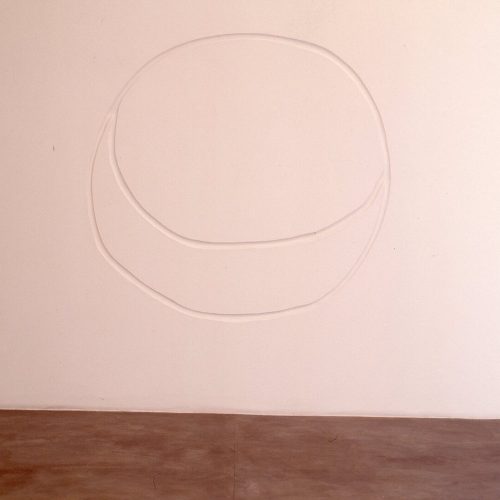 Sulco na parede. Dimensões: 142 x 170 x 4 cm