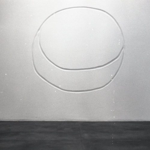 Sulco na parede. Dimensões: 142 x 170 x 4 cm