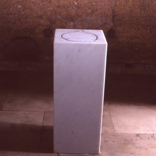 Mármore. Dimensões: 198 x 110 x 40 cm