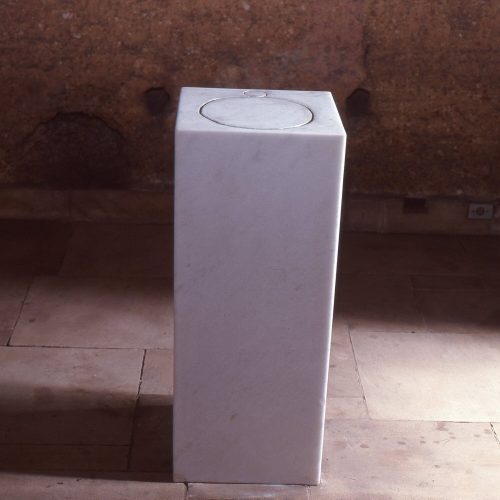 Mármore. Dimensões: 198 x 110 x 40 cm