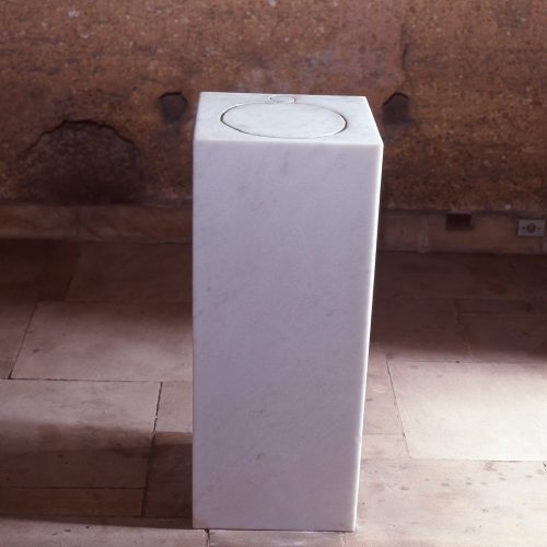 Mármore. Dimensões: 198 x 110 x 40 cm