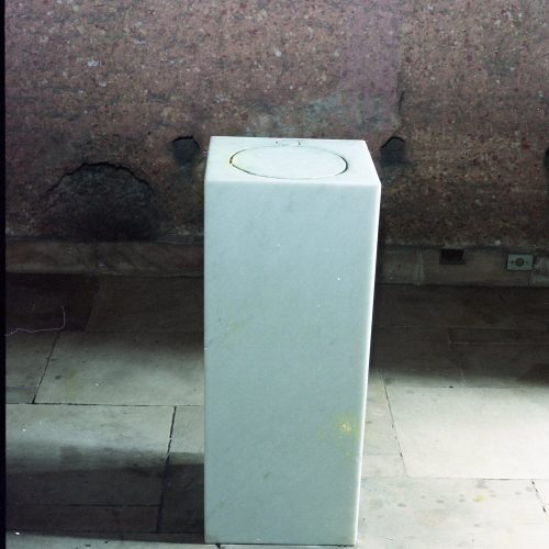 Mármore. Dimensões: 110 x 40 x 40 cm