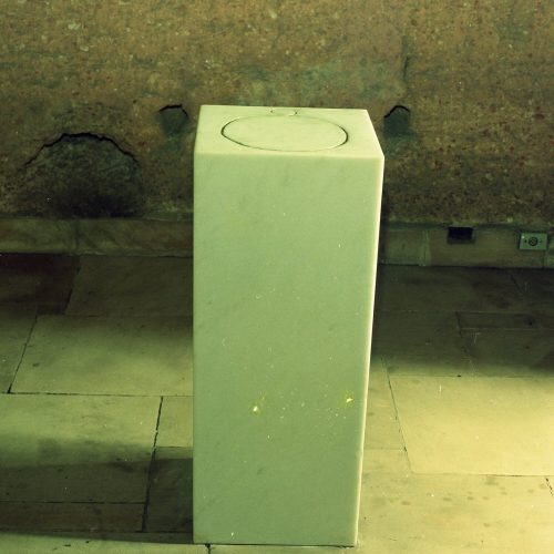 Mármore. Dimensões: 198 x 110 x 40 cm
