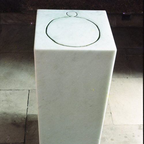 Mármore. Dimensões: 110 x 40 x 40 cm