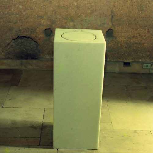 Mármore. Dimensões: 198 x 110 x 40 cm