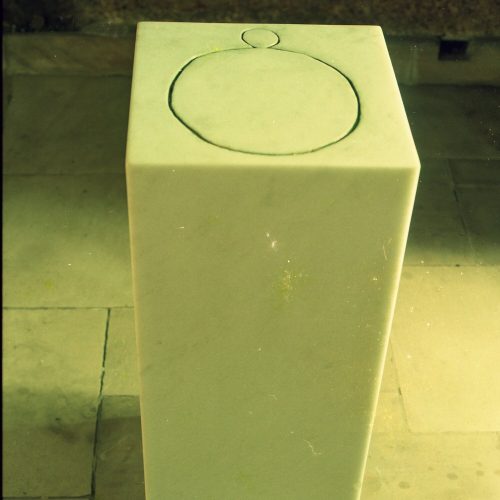 Mármore. Dimensões: 110 x 40 x 40 cm
