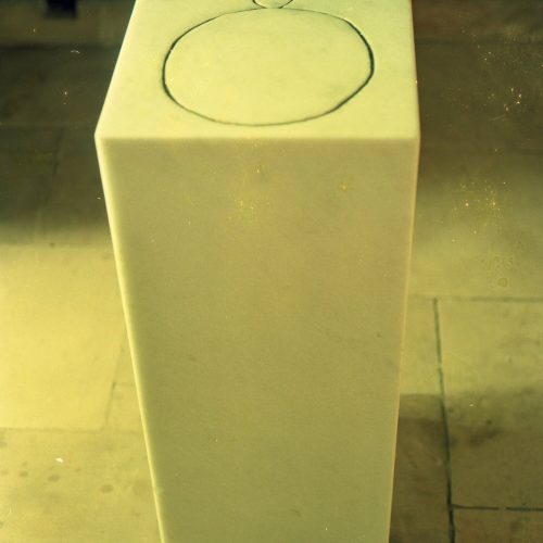 Mármore. Dimensões: 110 x 40 x 40 cm