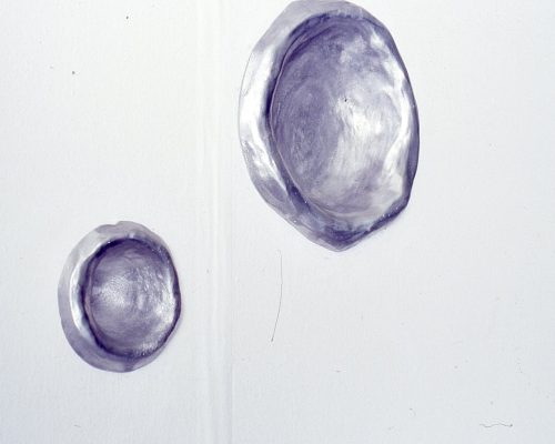Alumínio fundido. Dimensões: 275 x 900 x 12 cm