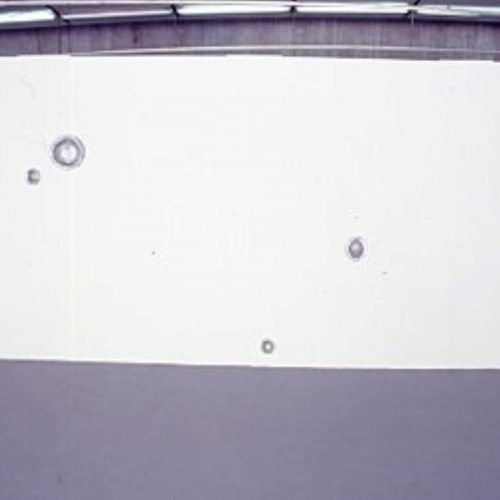 Alumínio fundido. Dimensões: 275 x 900 x 12 cm