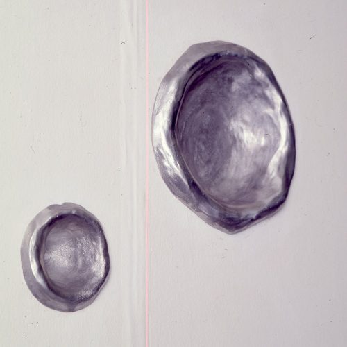 Alumínio fundido. Dimensões: 275 x 900 x 12 cm