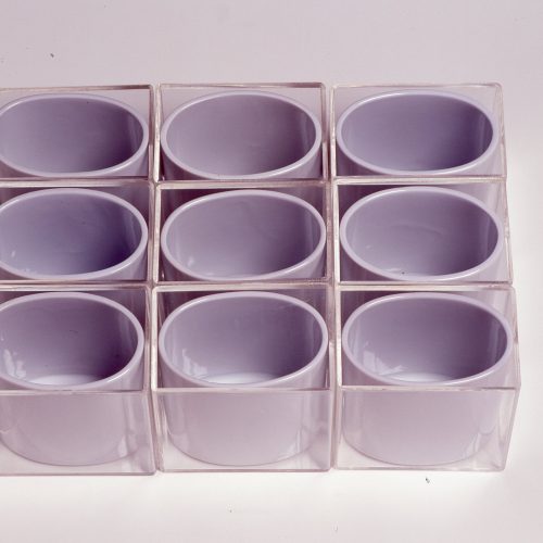 Porcelana e acrílico. Dimensões: 10 x 11 x 10 cm