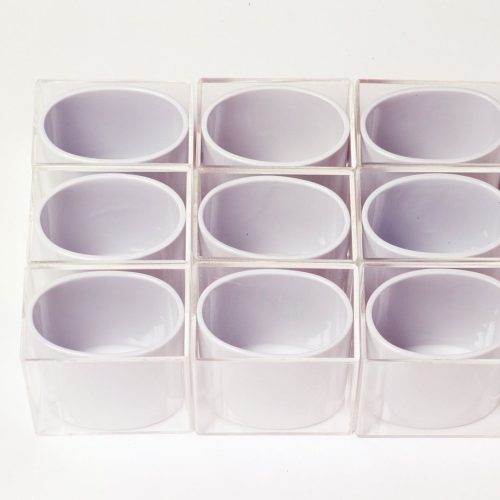 Porcelana e acrílico. Dimensões: 10 x 11 x 10 cm