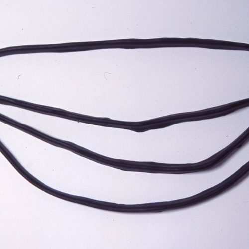 Tinta a óleo sobre relevo em resina. Dimensões: 51 x 106 x 5 cm