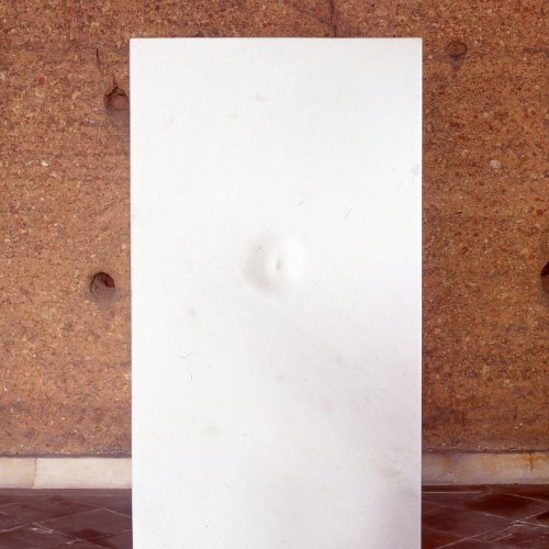 Mármore. Dimensões: 198 x 110 x 40 cm
