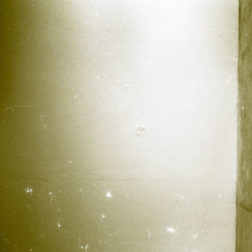 Mármore. Dimensões: 198 x 110 x 40 cm