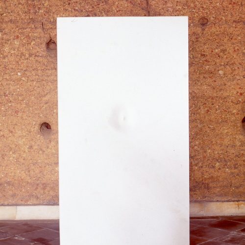 Mármore. Dimensões: 198 x 110 x 40 cm