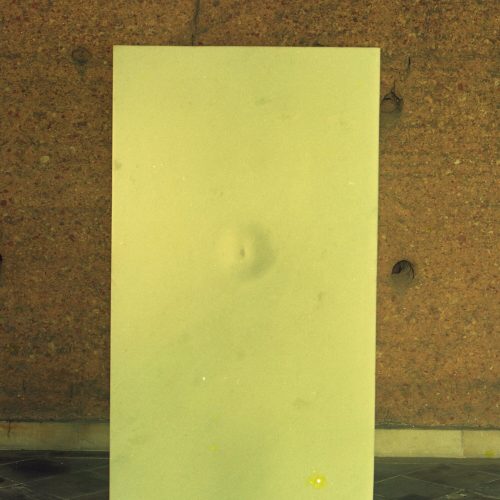 Mármore. Dimensões: 198 x 110 x 40 cm
