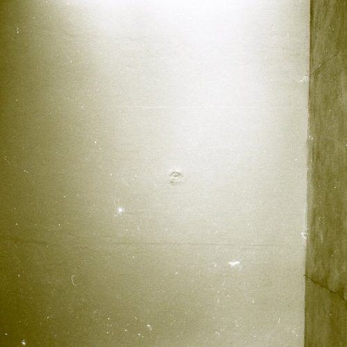 Mármore. Dimensões: 198 x 110 x 40 cm