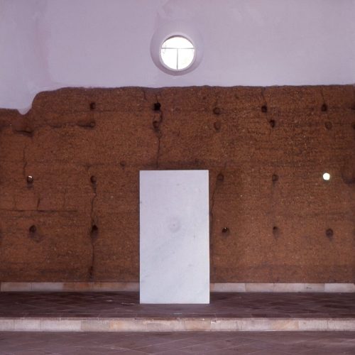 Mármore. Dimensões: 198 x 110 x 40 cm