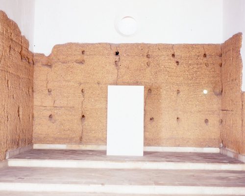 Mármore. Dimensões: 198 x 110 x 40 cm