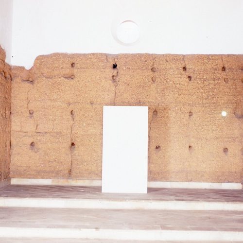 Mármore. Dimensões: 198 x 110 x 40 cm