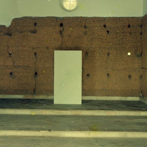 Mármore. Dimensões: 198 x 110 x 40 cm