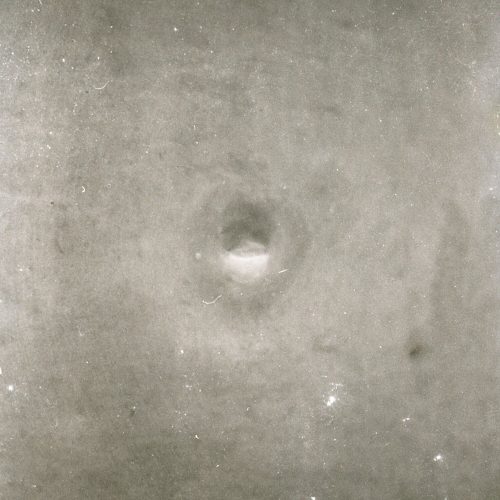 Mármore. Dimensões: 198 x 110 x 40 cm