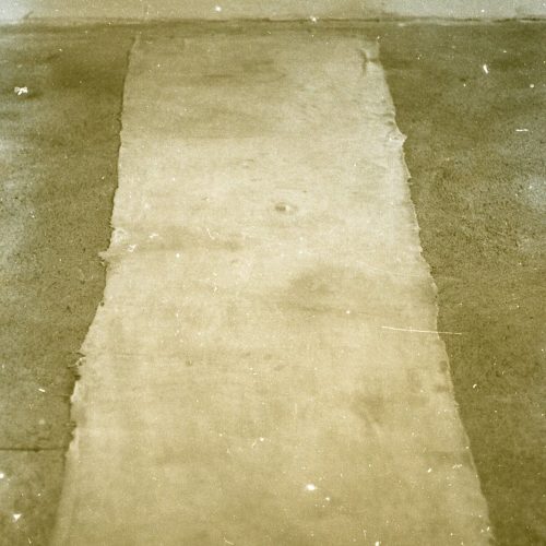 Mármore. Dimensões: 198 x 110 x 40 cm