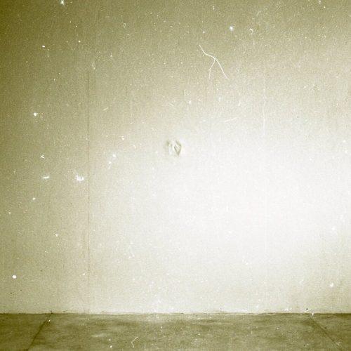 Mármore. Dimensões: 198 x 110 x 40 cm